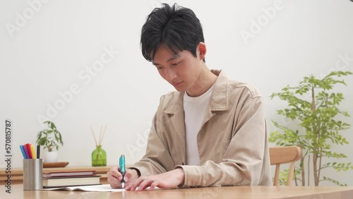 勉強する若い日本人男性