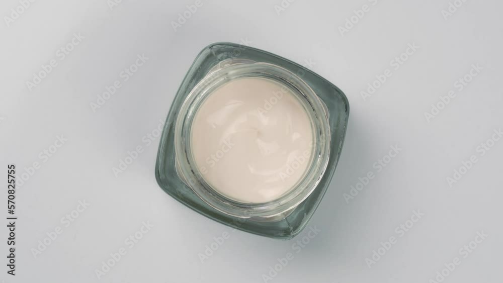 Closeup shot of cosmetics cream with rotate, Top view
Closeup shot of cosmetics cream with rotate, Top view