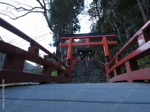 貴船神社の鳥居と橋