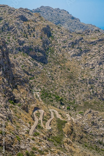 Eine einzigartige kurvenreiche Straße aus dem Jahr 1933 mit Haarnadelkurven (Spitzkehren) und einer Spiralbrücke durch das Tramuntana Gebirge, Mallorca, Spanien