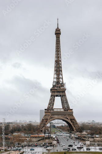 Fototapeta Naklejka Na Ścianę i Meble -  Full view of the Eiffel Tower and the Paris skyline