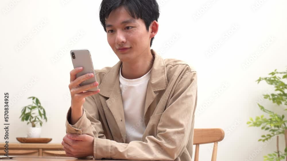 携帯に触れる日本人男性