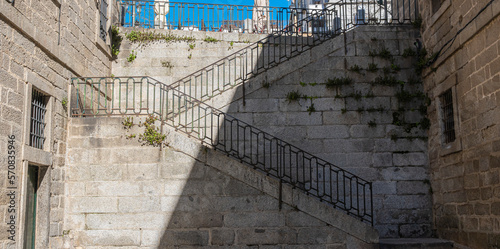 Escaleras de piedra para subir un desnivel en la villa de San Lorenzo de El Escorial, España photo