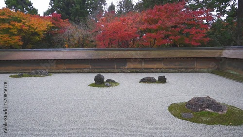 京都　龍安寺の石庭と紅葉