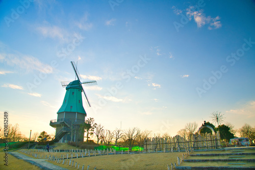 コピースペース用青空のもとの風車