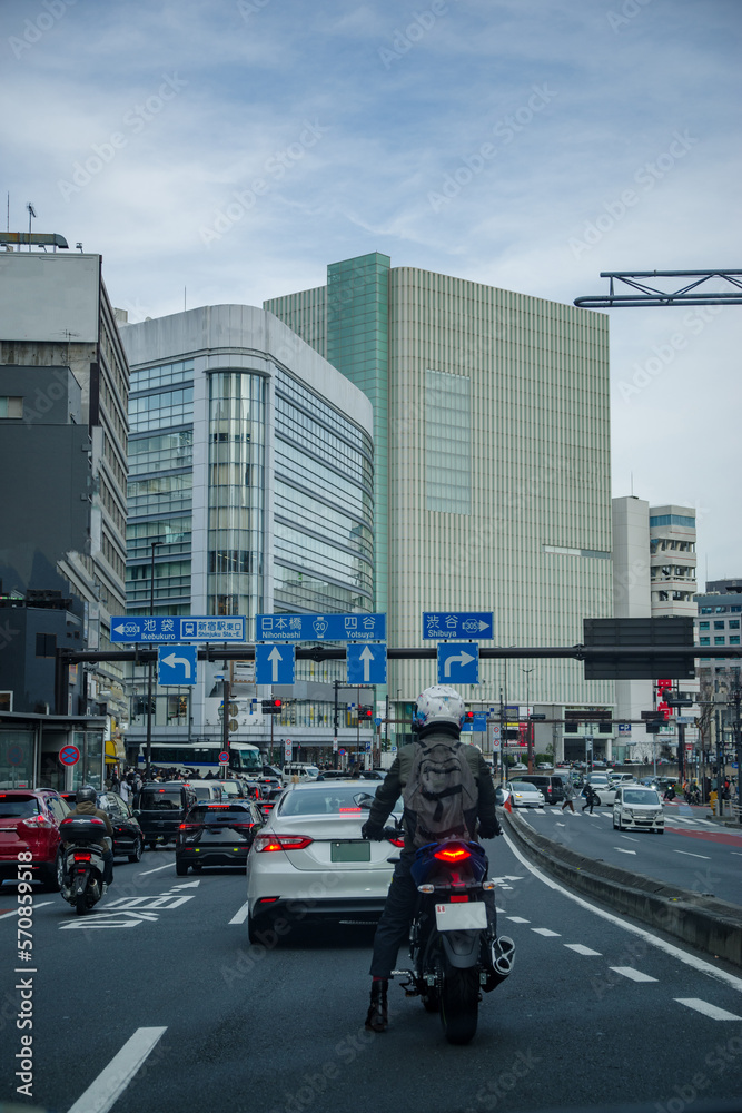 Fototapeta premium 新宿駅前の風景