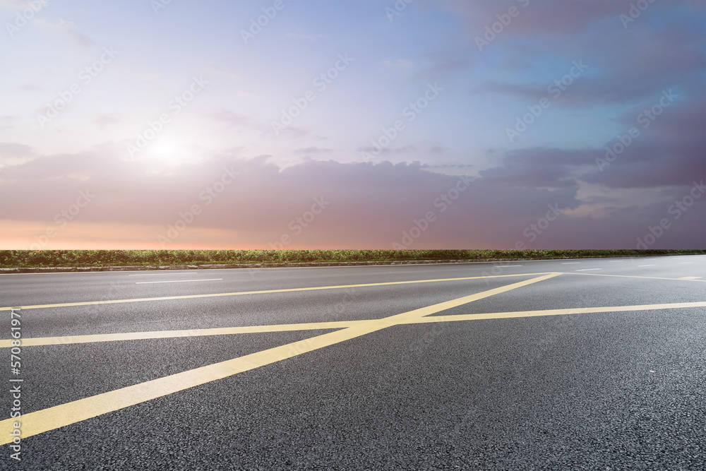 Naklejka premium Asphalt road and sky at sunset