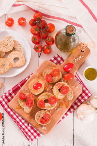 Friselle with cherry tomatoes and olive oil. © Mi.Ti.