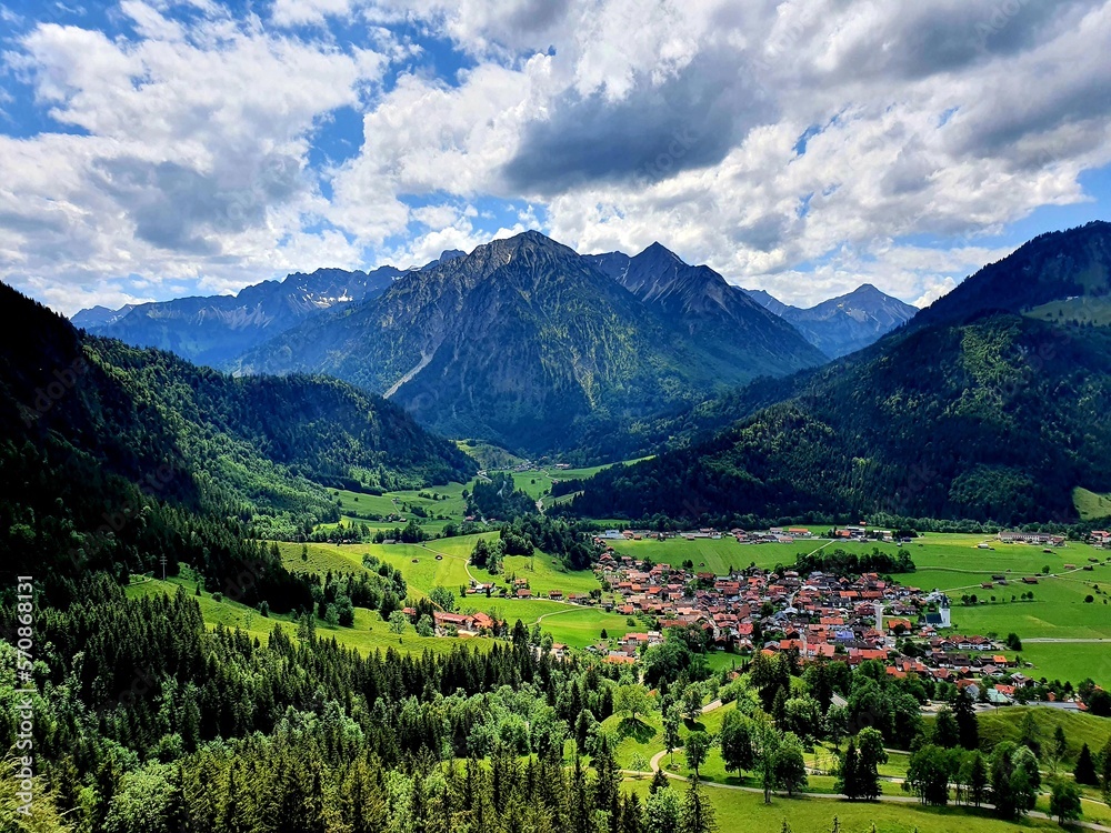 Fototapeta premium Dorf im Tal
