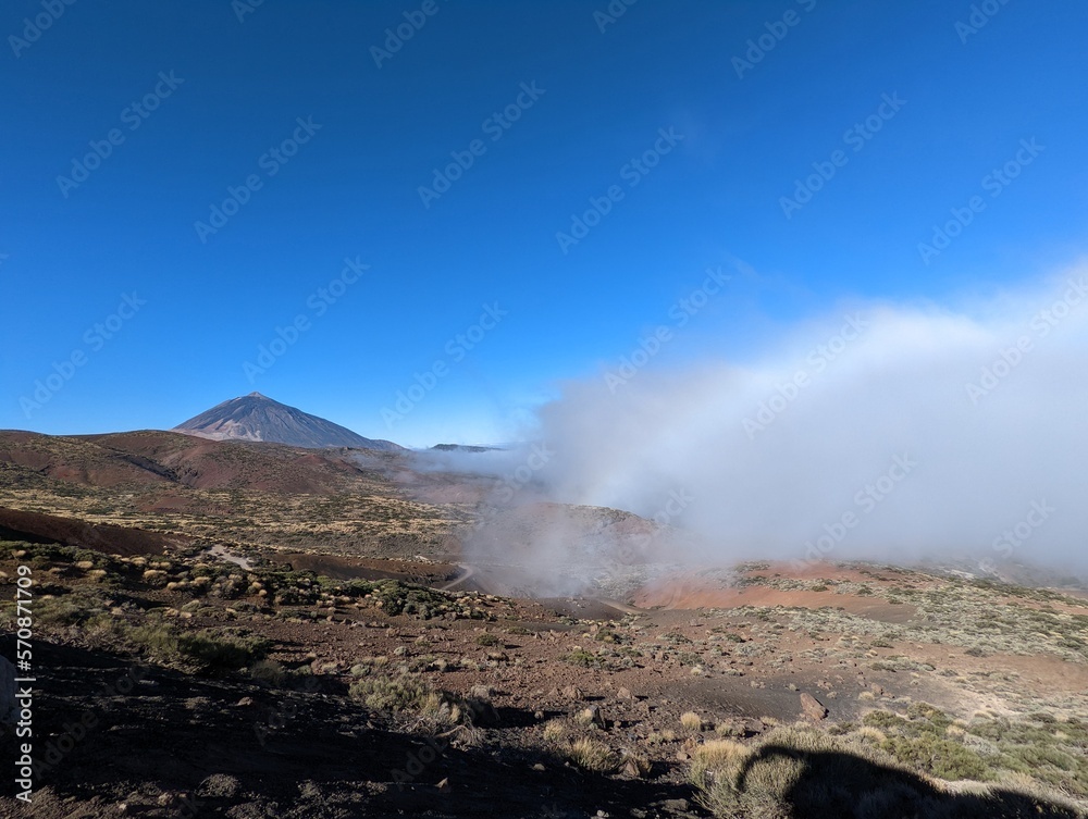 Der Pico del Teide im Parque Nacional del Teide auf Teneriffa in Spanien bei blauem Himmel und strahlendem Sonnenschein