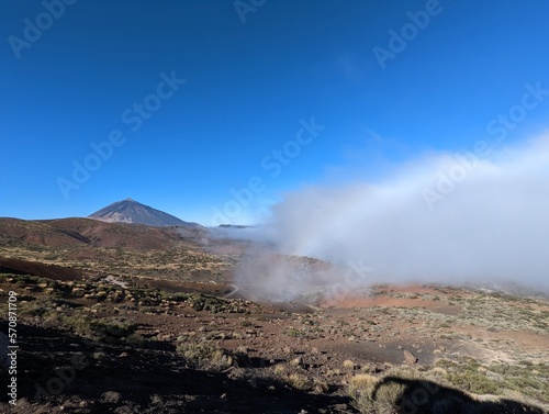 Der Pico del Teide im Parque Nacional del Teide auf Teneriffa in Spanien bei blauem Himmel und strahlendem Sonnenschein
