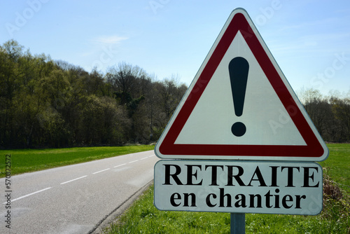 Concept de la réforme des retraites en France avec un panneau signalant un danger photo