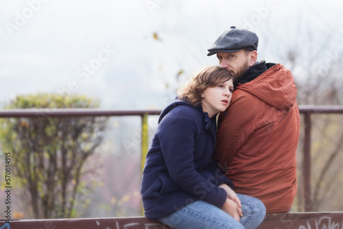 Fotografia a father spends time with his teenage daughter in an autumn park