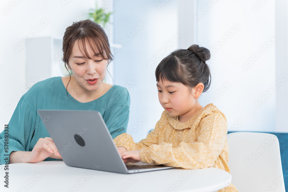 パソコンを見る女性と子供 パソコンを見る女性と子供