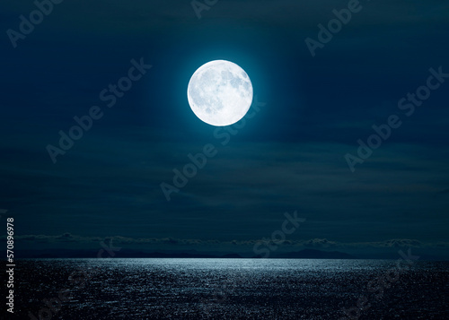 満月の海