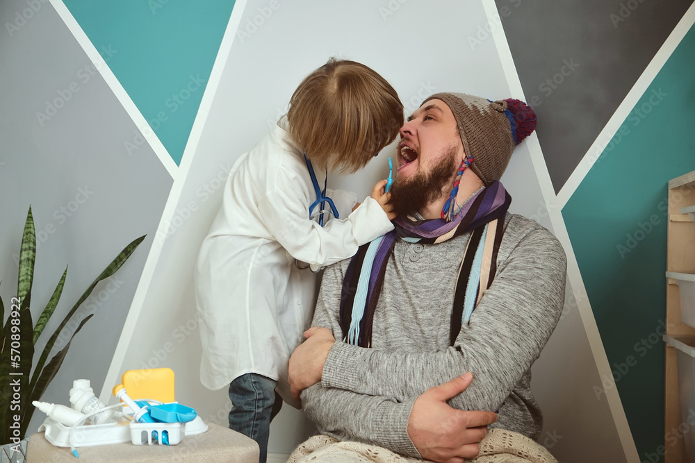 Φωτογραφία Father and child playing clinic and doctor, little boy dentist in medical gown w