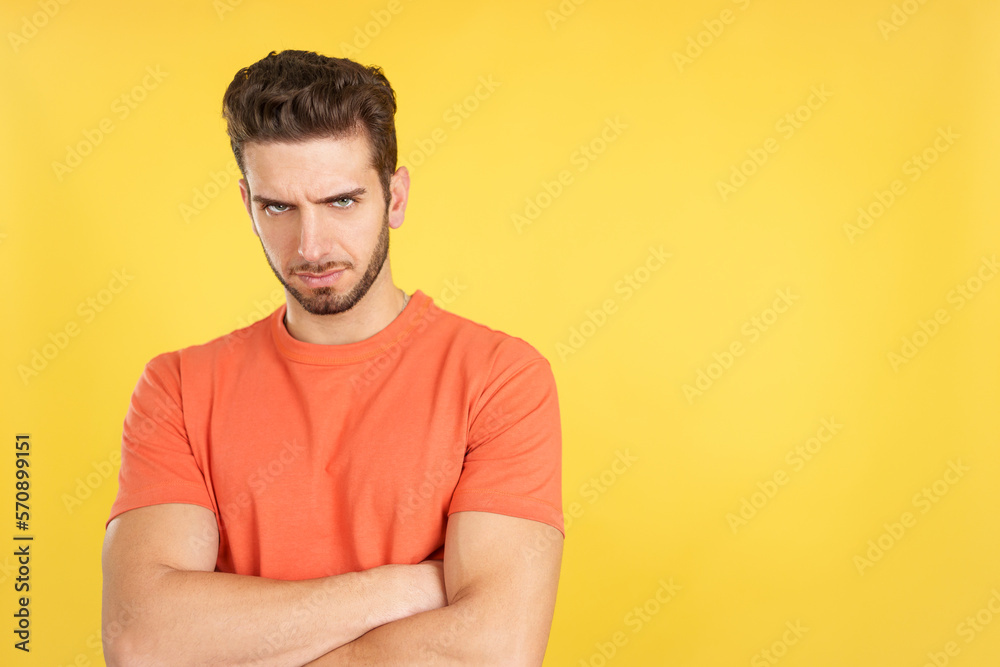 Obraz premium Caucasian man crossing the arms with an angry expression