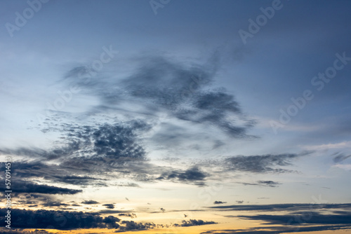 Céu escuro no por do sol