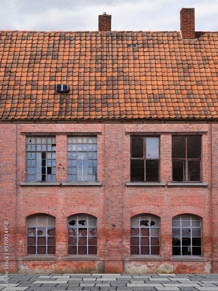 Obraz premium Altes stillgelegtes Industriegebäude mi defekten Fenstern