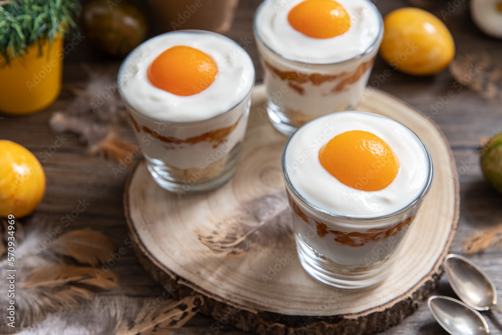 Ei im Glas geschichtet als Dessert zu Ostern auf Untergrund und ...