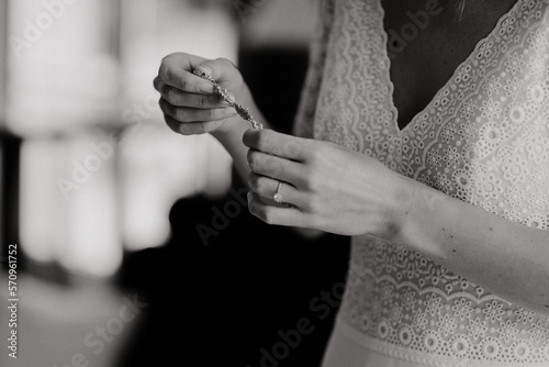 Obraz na plátně La mariée se préparant et portant ses bijoux