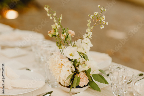 Bouquet de fleurs sur la table provençale