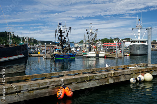 Cuadro en lienzo Fishing boats docked in boat harbor at Kodiak, Alaska