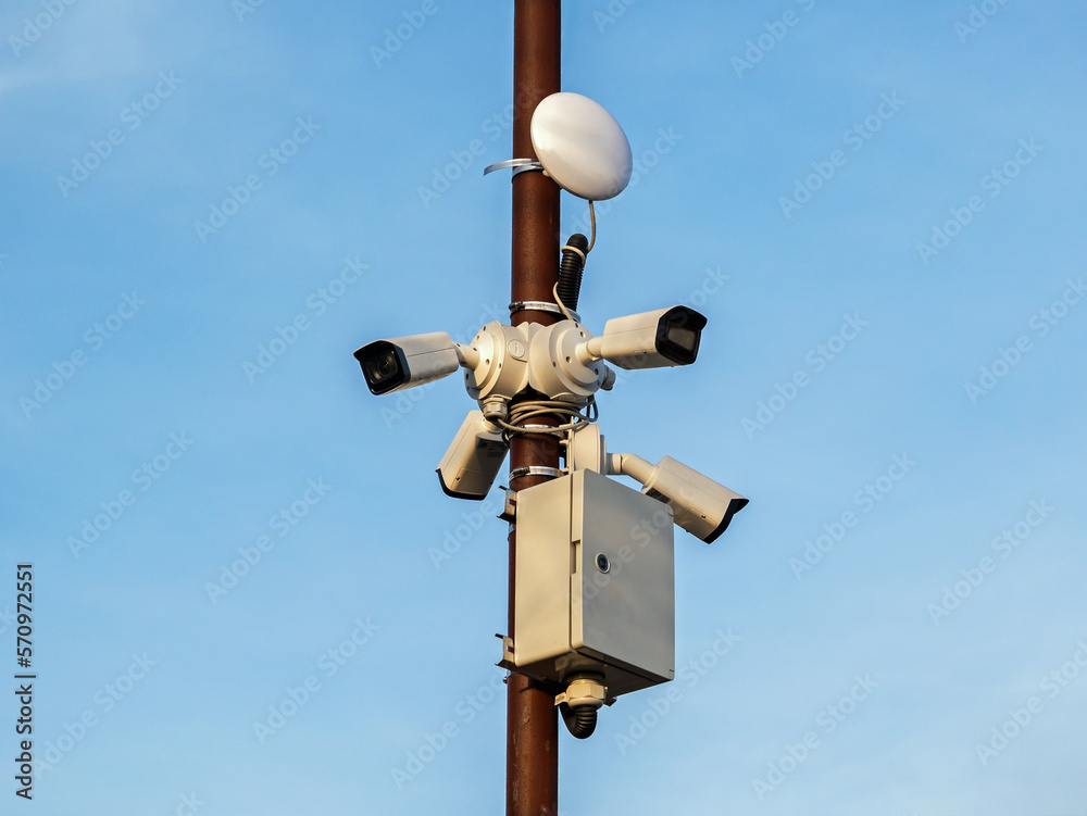 kamery monitoringu zainstalowane na słupie ulicznym. - obrazy, fototapety, plakaty 