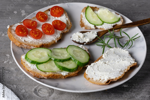 Healthy sandwiches with white cottage cheese, cucumber and tomato