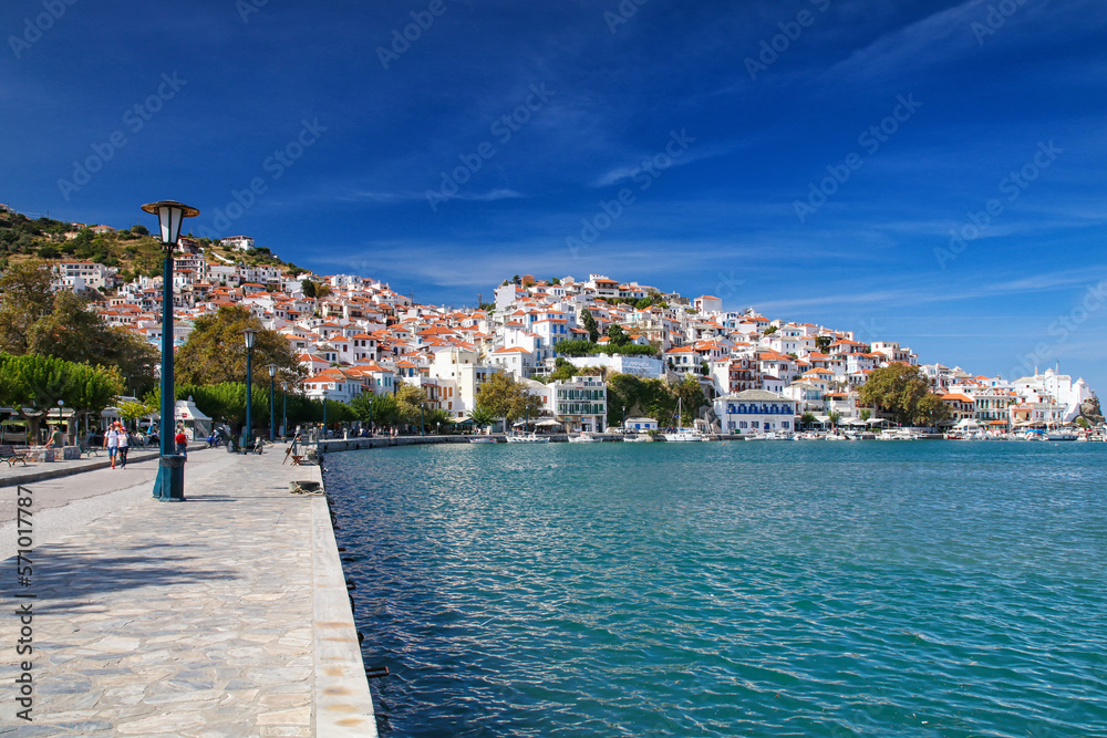 Greckie krajobrazy. Widoki z greckiej wyspy Skopelos. Podróże po Grecji. Greckie wyspy. Fotografia podróżnicza. Wakacyjny klimat. Niebieskie niebo. 