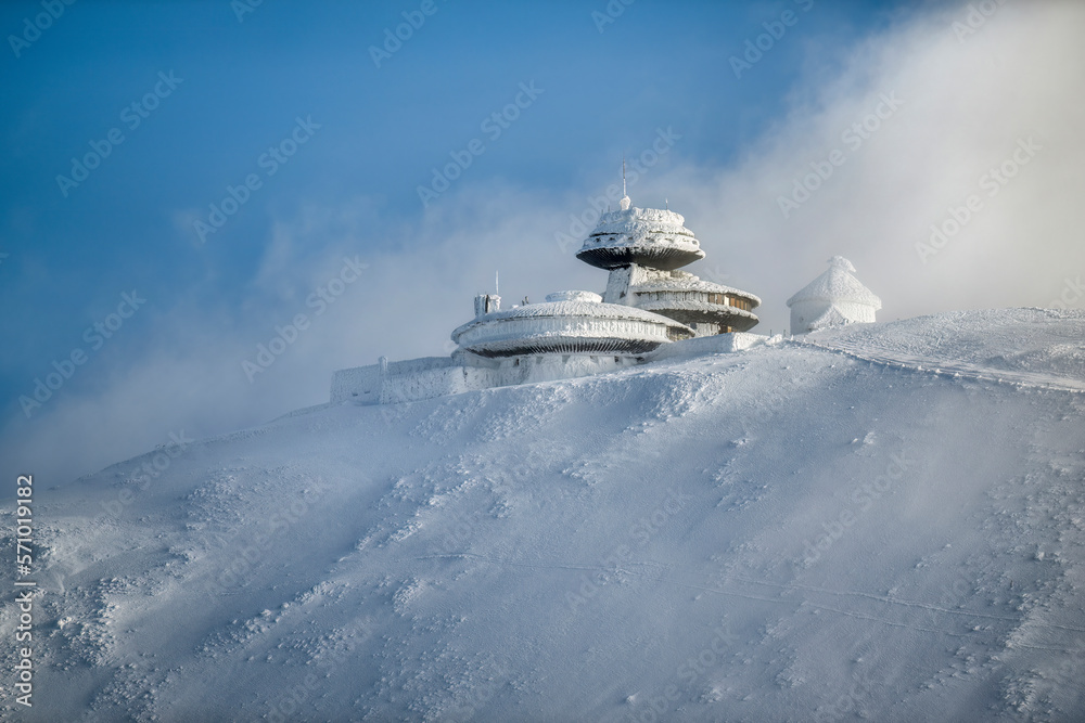 Obraz premium Meteorological observatory on top of Sniezka mountain in Poland Karkonosze mountains