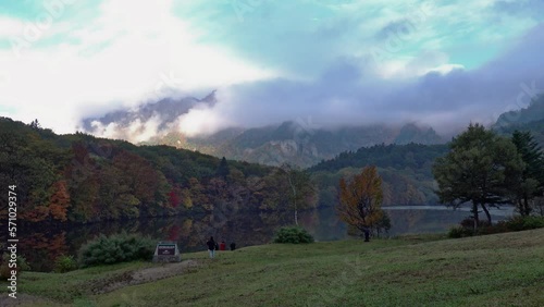 長野県 戸隠 鏡池の紅葉と秋の景色
