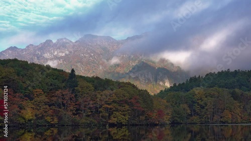 長野県 戸隠 鏡池の紅葉と秋の景色