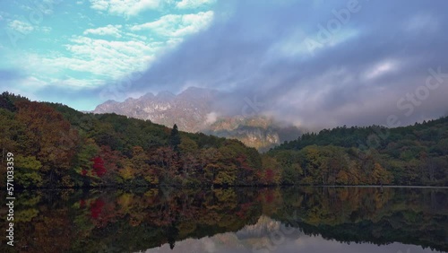 長野県 戸隠 鏡池の紅葉と秋の景色