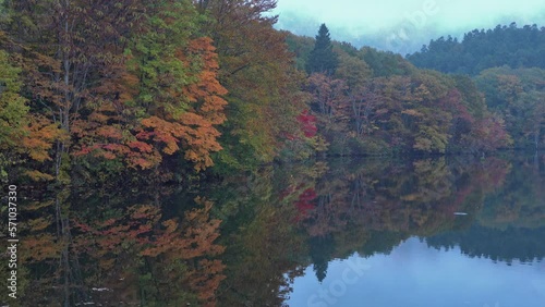 長野県 戸隠 鏡池の紅葉と秋の景色