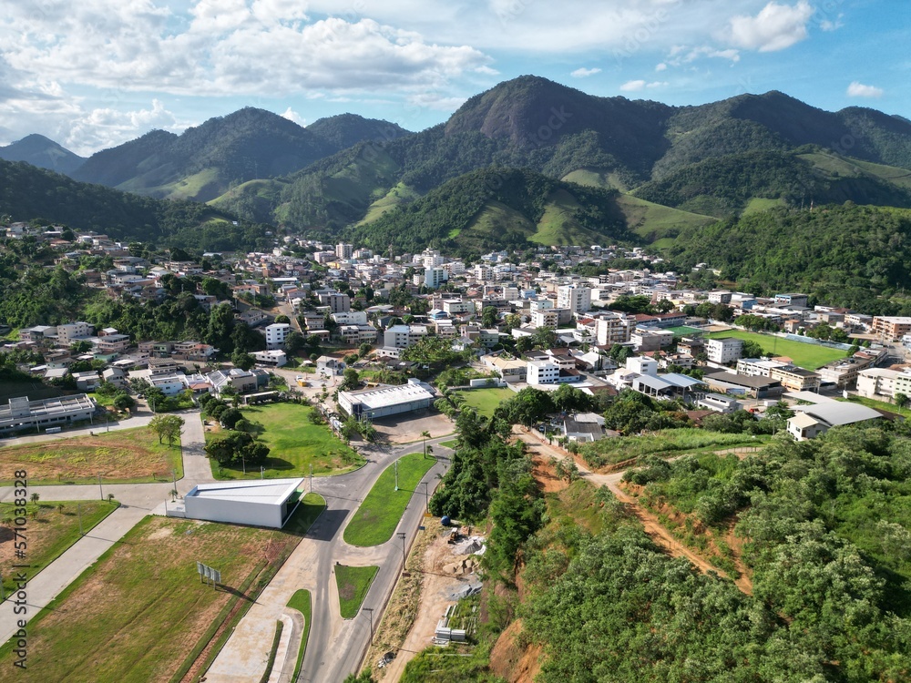 Imagem aérea da cidade de Alfredo chaves e da estrada que dá acesso a