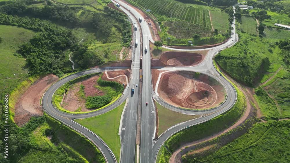 Imagem aérea de obras no trevo da BR-101 que dá acesso a cidade de Alfredo Chaves. Entroncamento rodoviário com viaduto e alças de acesso. Interior do estado do Espírito Santo no Sudeste do Brasil.