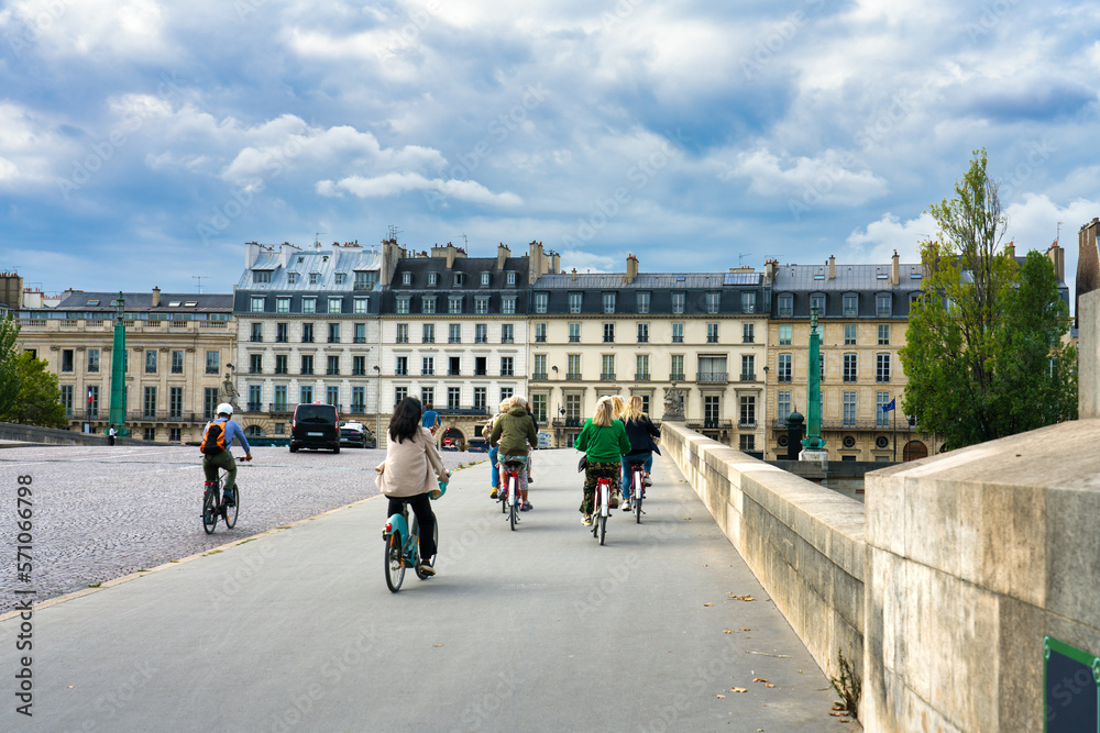 Naklejka premium Cyclists at Pont du Carrousel bridge in Paris. France