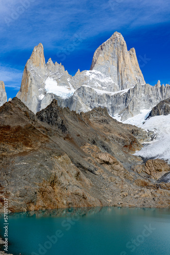 Stunning Laguna de los Tres with its turquoise water and Mount Fitz Roy and icefield in the back - famous sight when hiking in El Chaltén, Patagonia, Argentina