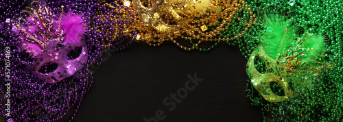 Foto Purple, Gold, and Green Mardi Gras beads and masks background