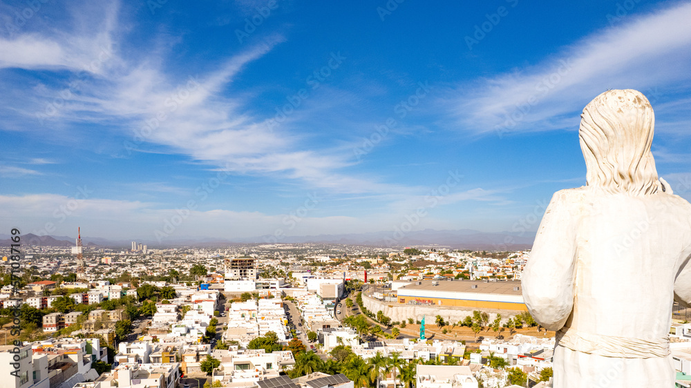 Culiacán Sinaloa ofrece una impresionante vista panorámica con el Cristo de la Zona Sur en el horizonte.