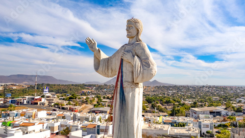 El Cristo de la Zona Sur es el telón de fondo perfecto para la impresionante vista panorámica de Culiacán Sinaloa photo