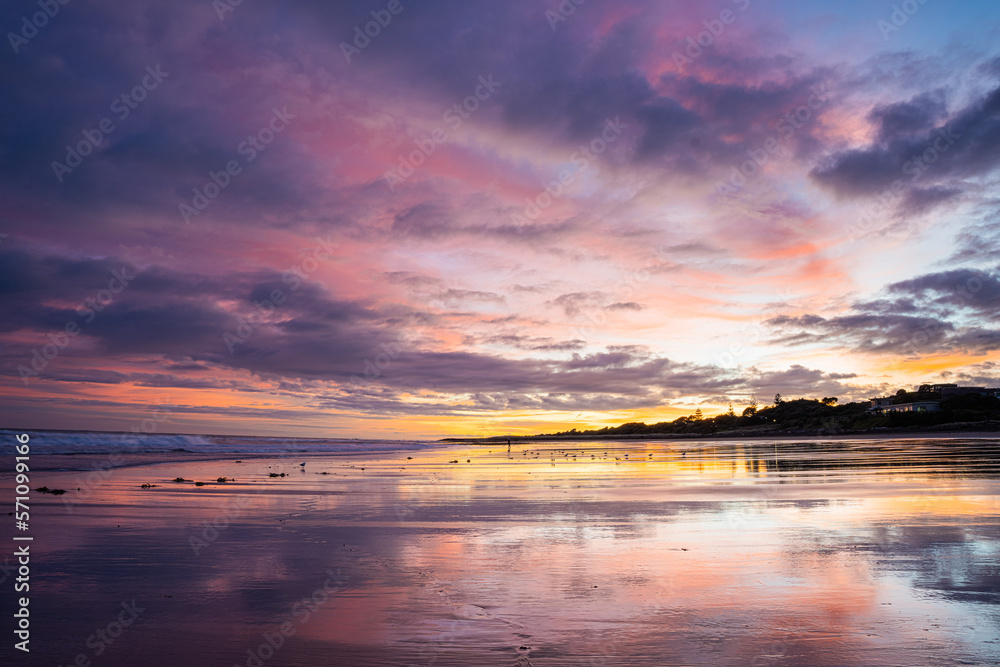 Obraz premium Purple clouds at Fitzroy Beach, New Plymouth, during sunrise