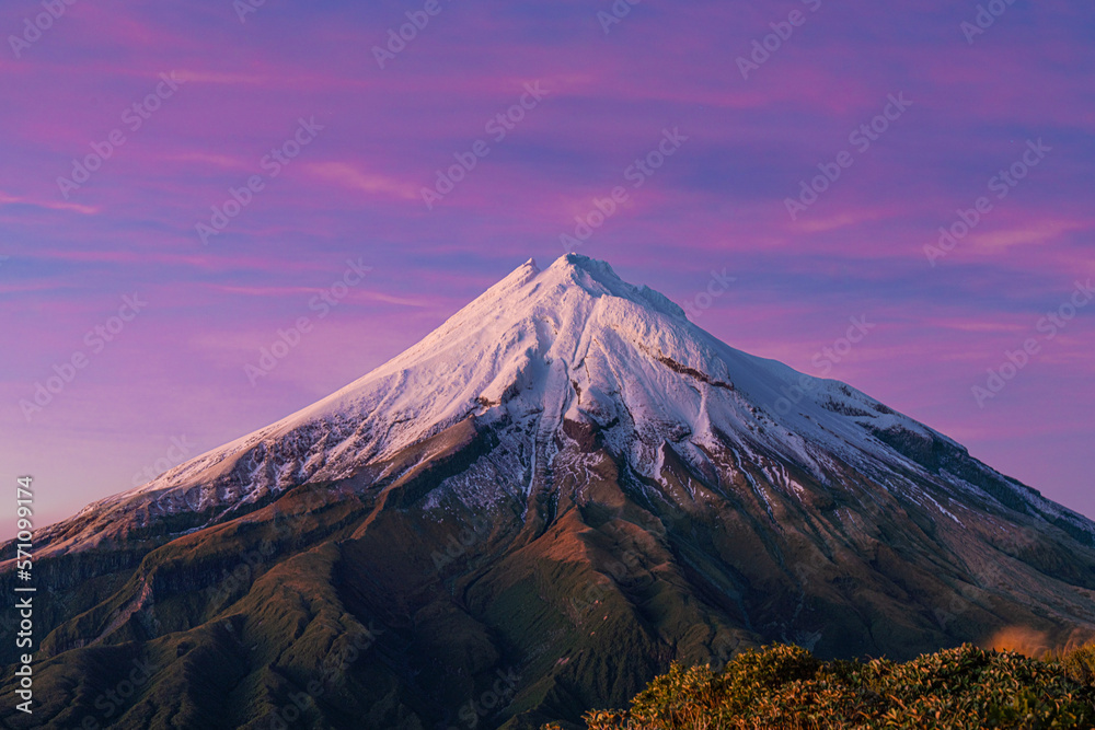 Fototapeta premium Mount Taranaki at sunrise with purple sky and clouds