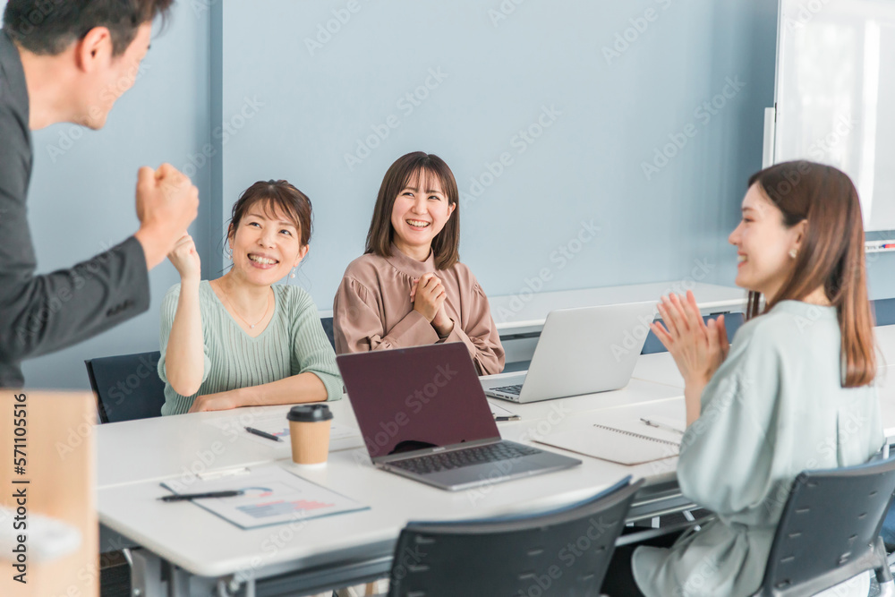 Fototapeta premium オフィス・会議室で会議・ミーティング・打ち合わせするビジネスウーマン