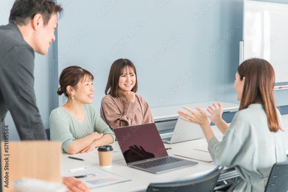 Obraz premium オフィス・会議室で会議・ミーティング・打ち合わせするビジネスウーマン 