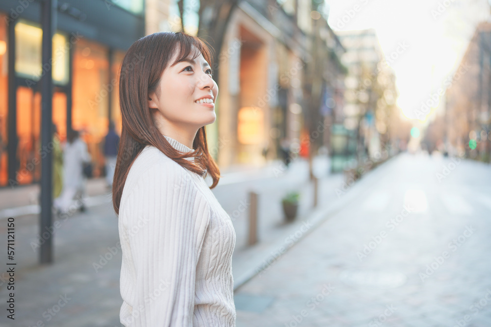 冬の屋外で微笑む女性