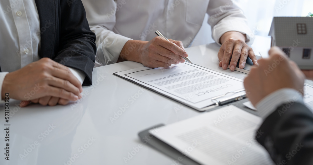 Obraz premium Real estate agents hold home designs for customers sign contract buy or sell a home. Happy young Asian businesswoman couple signing contract together at office Real Estate Contact Agreement Concepts.