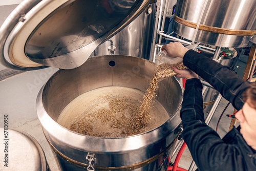Foto Worker pours ingredients