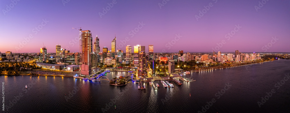 Naklejka premium Panoramic aerial view of Elizabeth Quay and Perth's CBD in Western Australia at dusk
